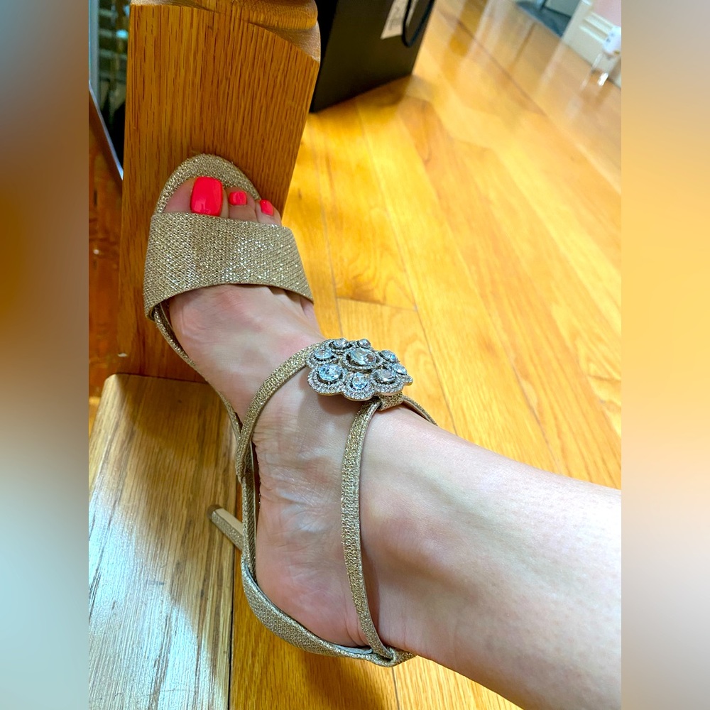 Fancy heels in gold/silver color.